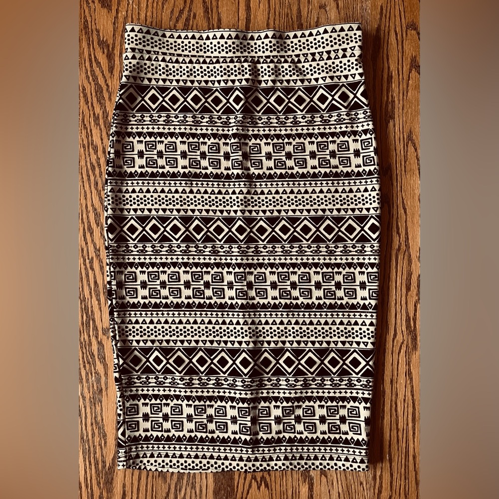 Womens’ Pencil Skirt Cream with Black design Size Medium. Iris los angeles Brand